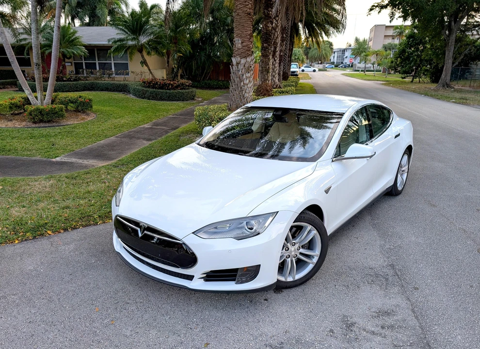 2015 Tesla Model S - Image 7 of 31