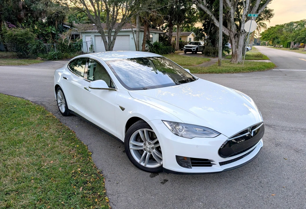 2015 Tesla Model S - Image 18 of 31