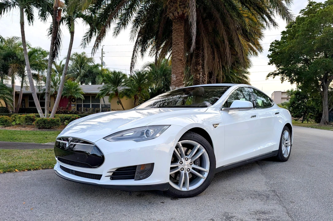 2015 Tesla Model S - Image 9 of 31