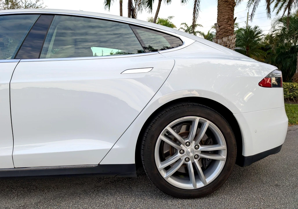 2015 Tesla Model S - Image 25 of 31