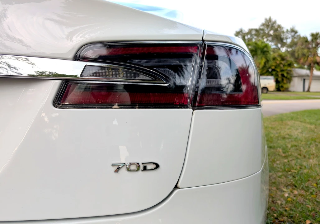2015 Tesla Model S - Image 29 of 31