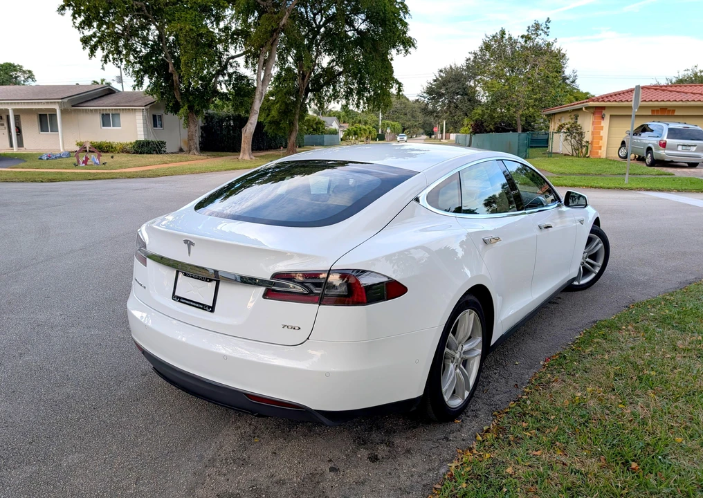 2015 Tesla Model S - Image 15 of 31