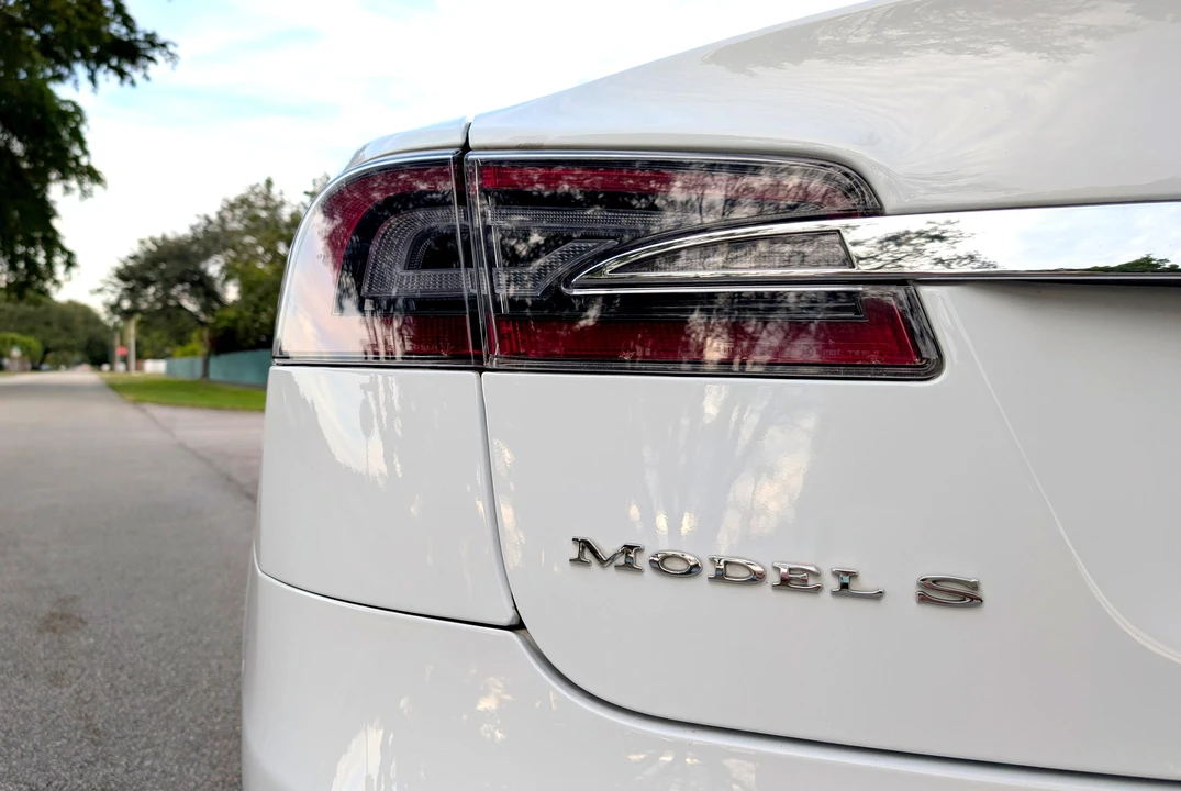 2015 Tesla Model S - Image 26 of 31