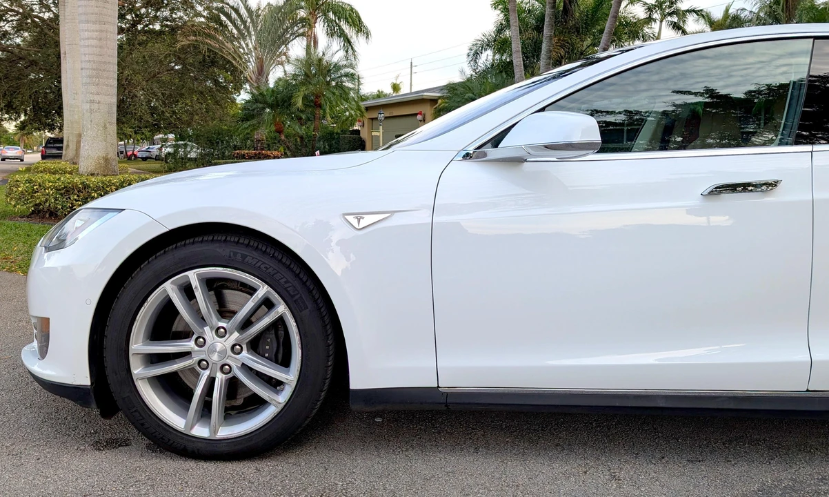 2015 Tesla Model S - Image 23 of 31