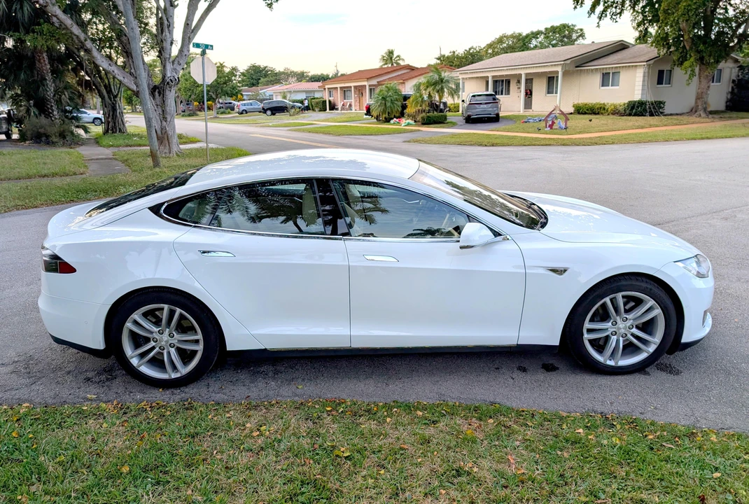 2015 Tesla Model S - Image 16 of 31