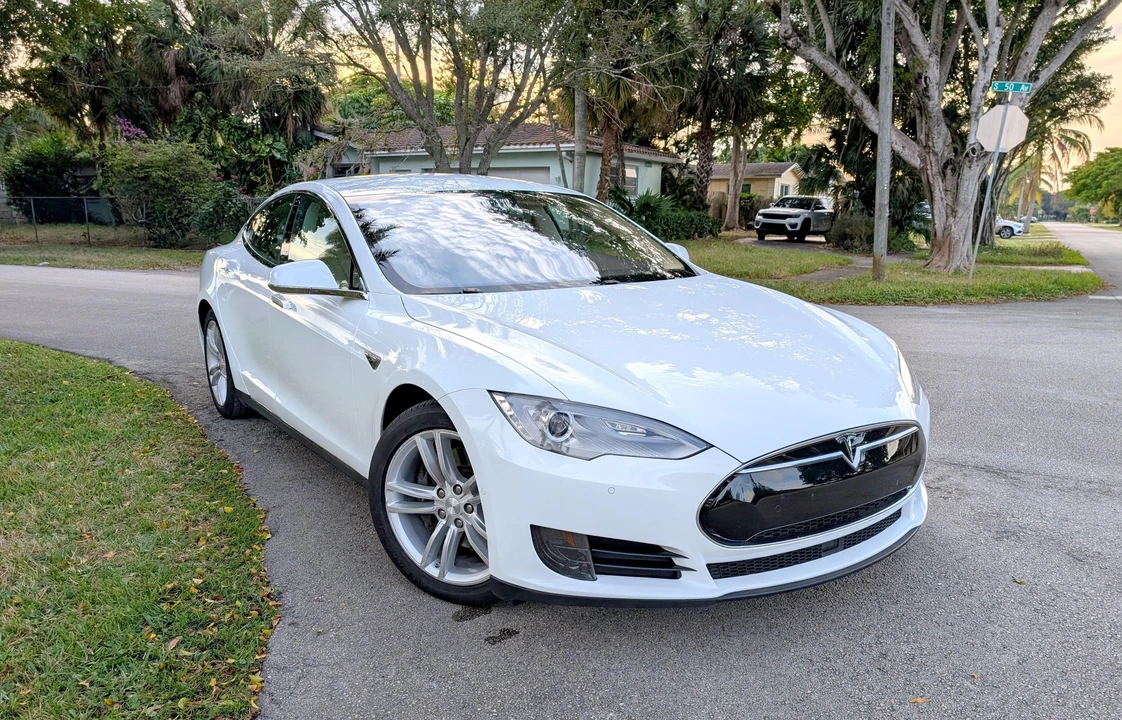2015 Tesla Model S - Image 19 of 31
