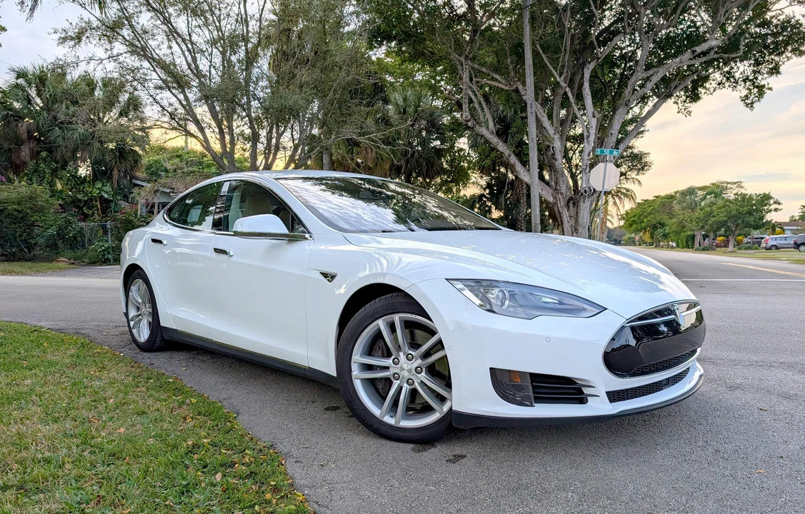 2015 Tesla Model S - Image 17 of 31