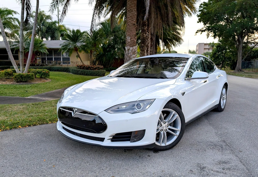 2015 Tesla Model S - Image 8 of 31