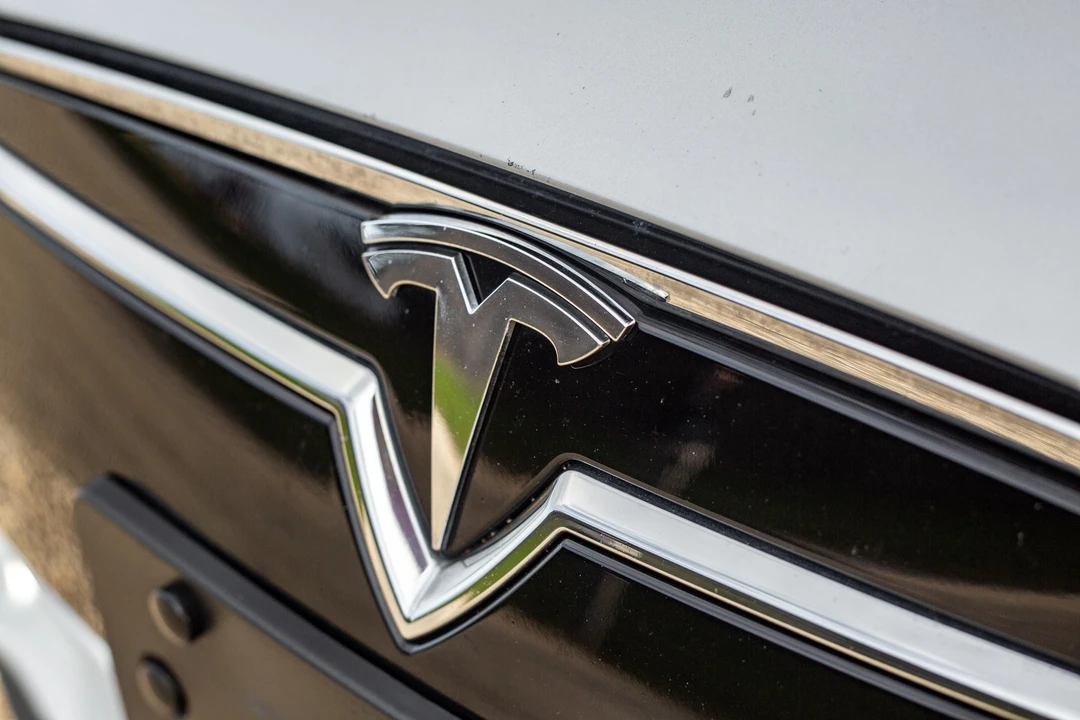 2015 Tesla Model S - Image 15 of 31