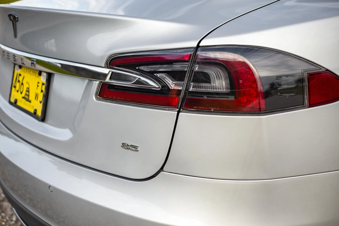 2015 Tesla Model S - Image 25 of 31