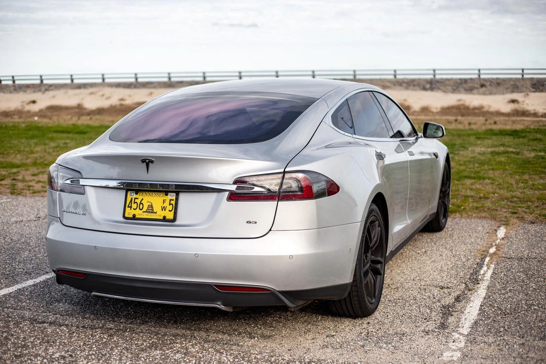 2015 Tesla Model S - Image 7 of 31