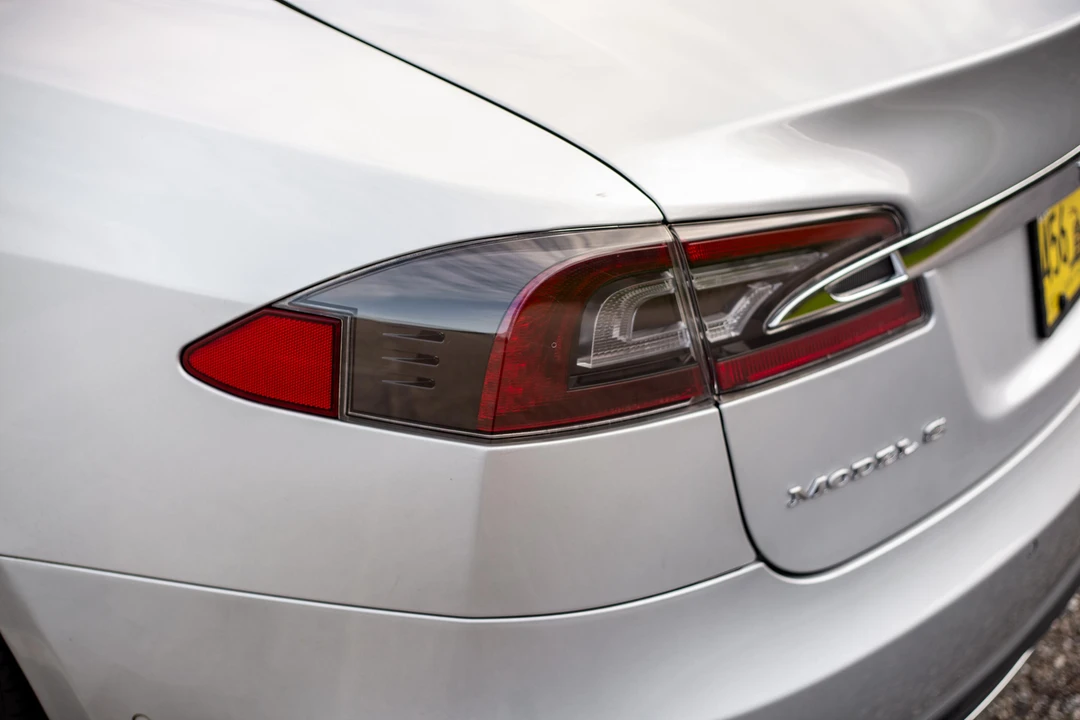 2015 Tesla Model S - Image 20 of 31