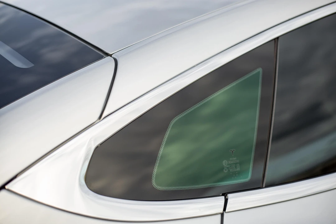 2015 Tesla Model S - Image 27 of 31