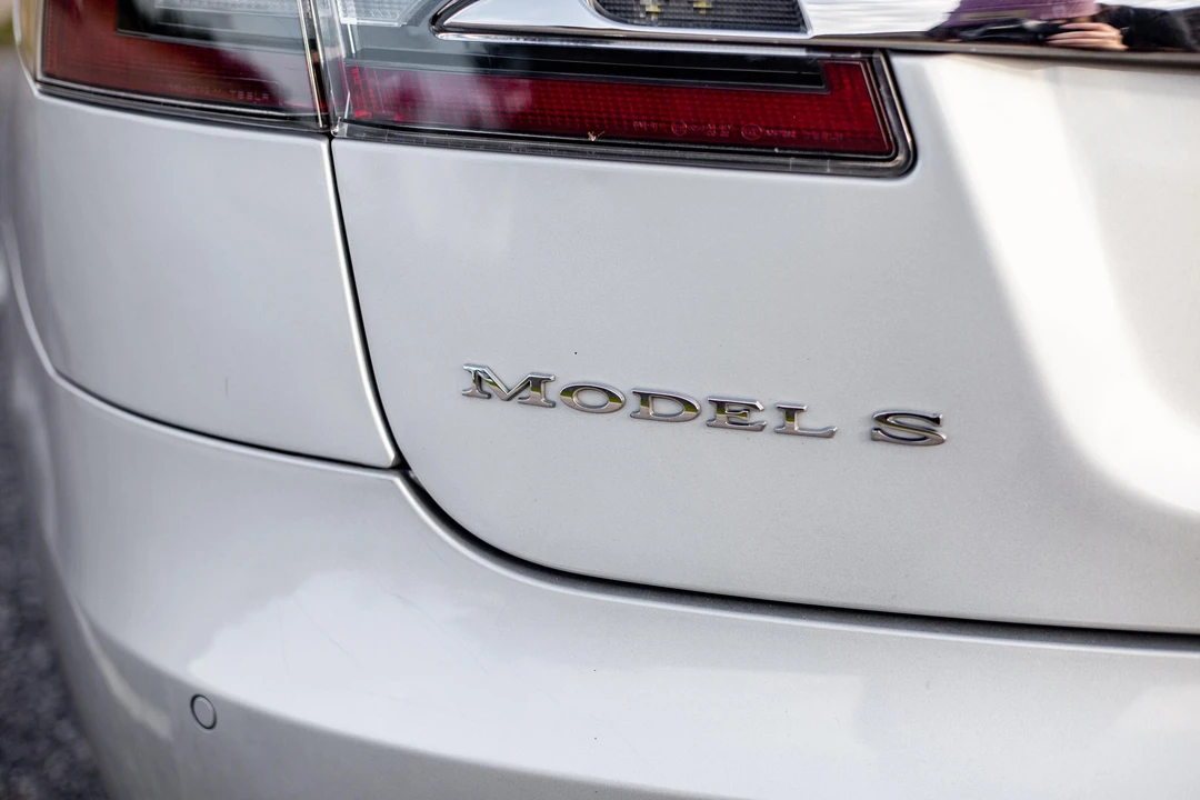 2015 Tesla Model S - Image 22 of 31