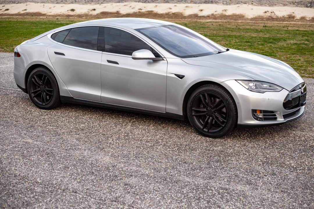 2015 Tesla Model S - Image 8 of 31