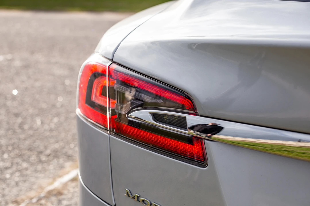2015 Tesla Model S - Image 21 of 31