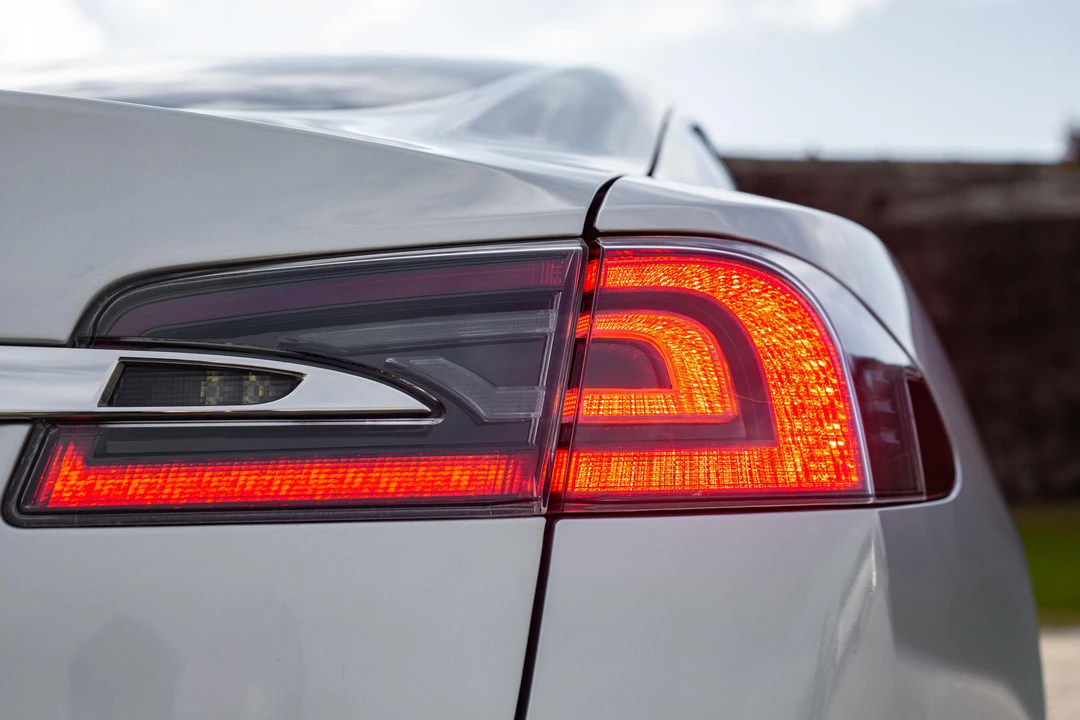 2015 Tesla Model S - Image 26 of 31