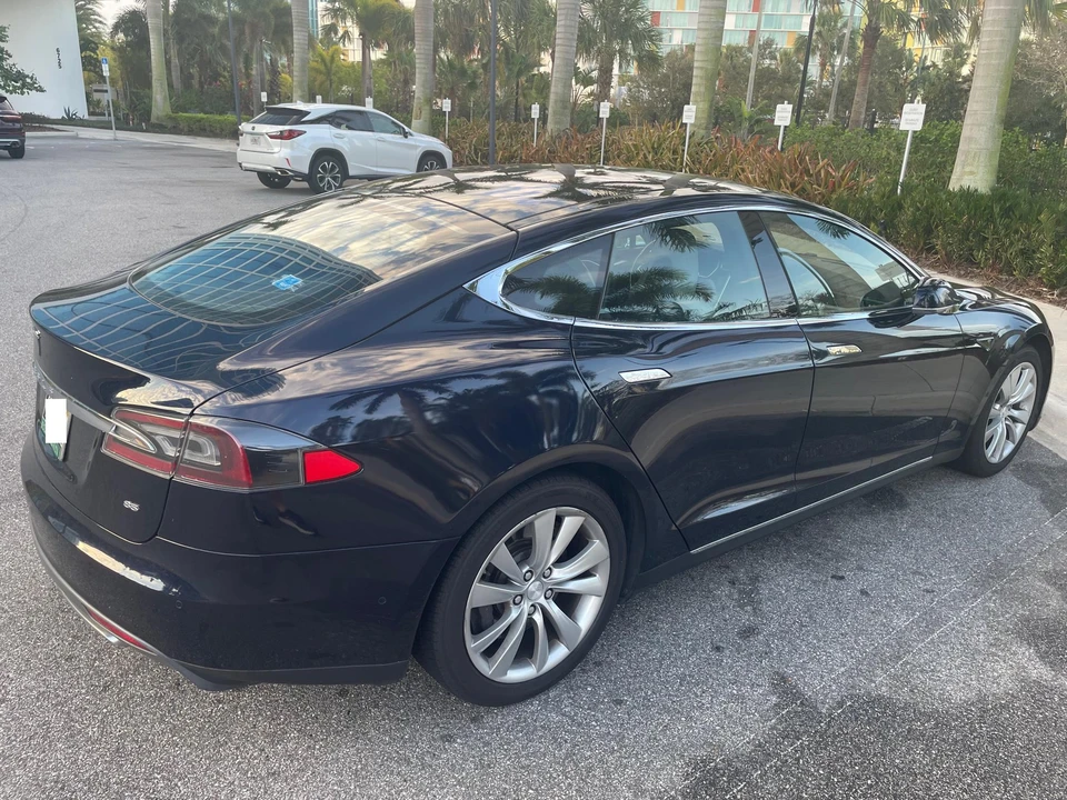2015 Tesla Model S - Image 14 of 31