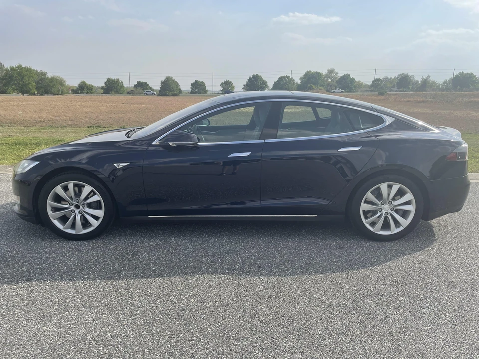 2015 Tesla Model S - Image 9 of 31