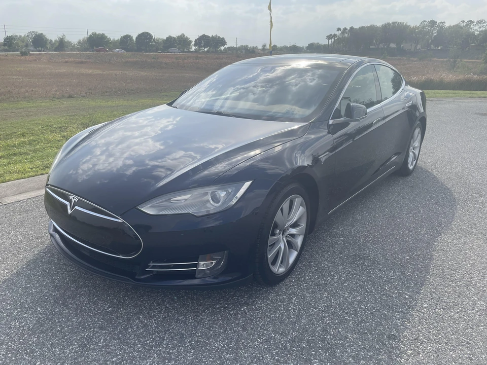 2015 Tesla Model S - Image 8 of 31