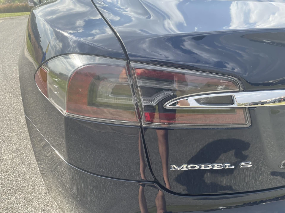 2015 Tesla Model S - Image 22 of 31