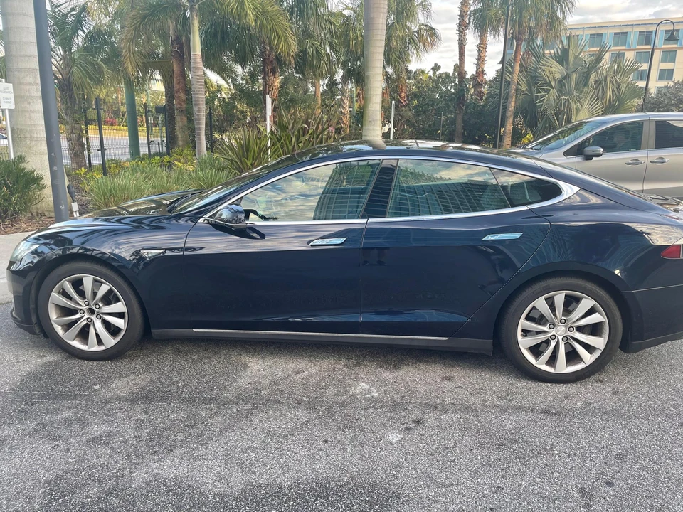 2015 Tesla Model S - Image 10 of 31