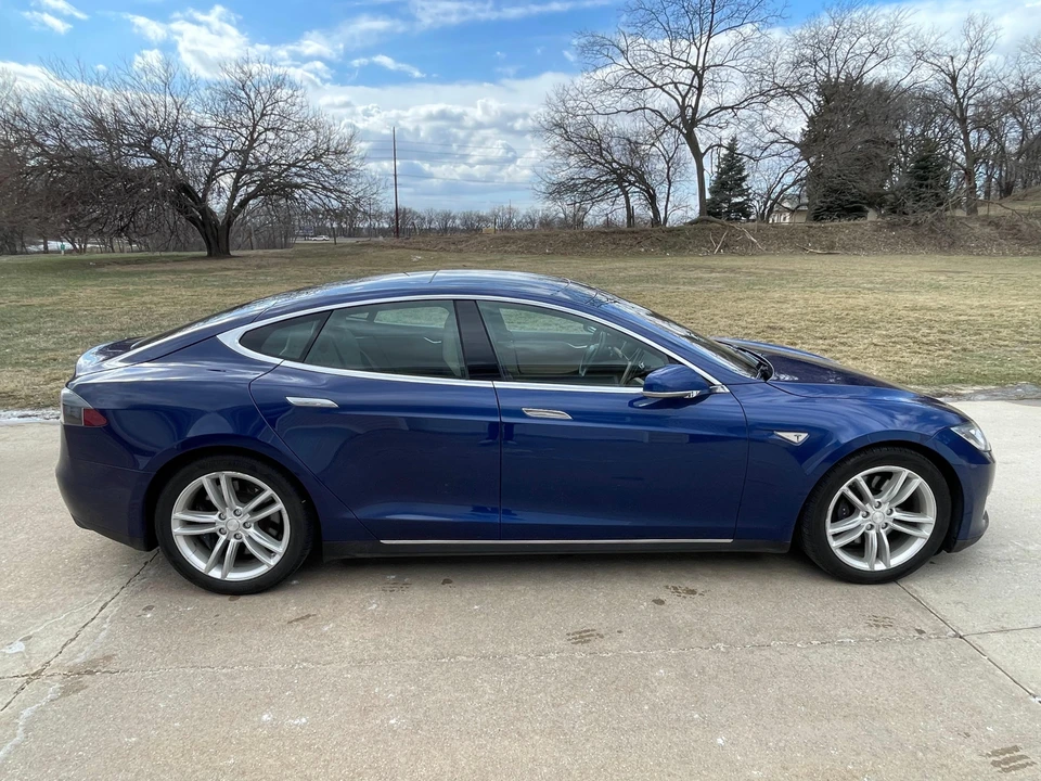 2015 Tesla Model S - Image 18 of 31