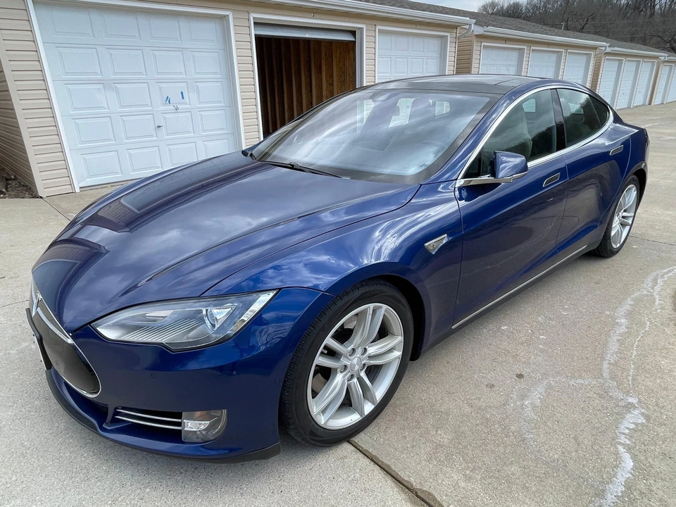 2015 Tesla Model S - Image 8 of 31