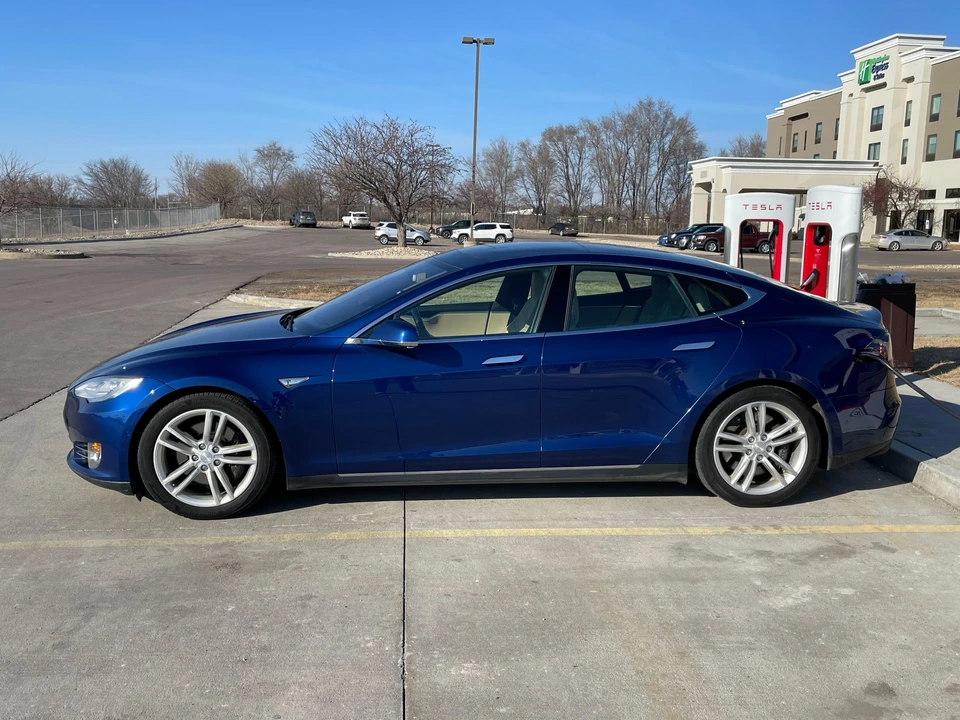 2015 Tesla Model S - Image 12 of 31
