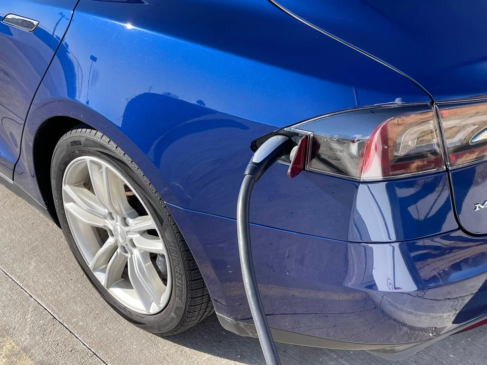 2015 Tesla Model S - Image 30 of 31