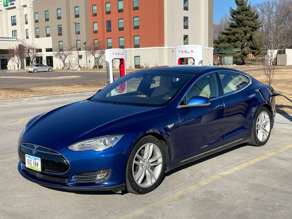 2015 Tesla Model S - Image 10 of 31