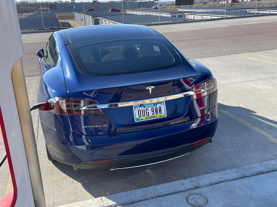 2015 Tesla Model S - Image 16 of 31