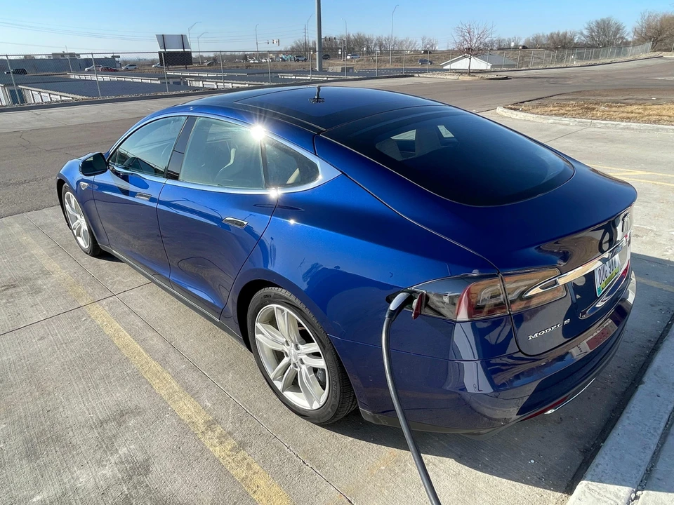 2015 Tesla Model S - Image 14 of 31