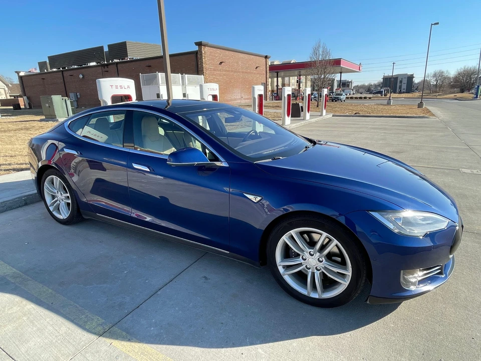 2015 Tesla Model S - Image 19 of 31