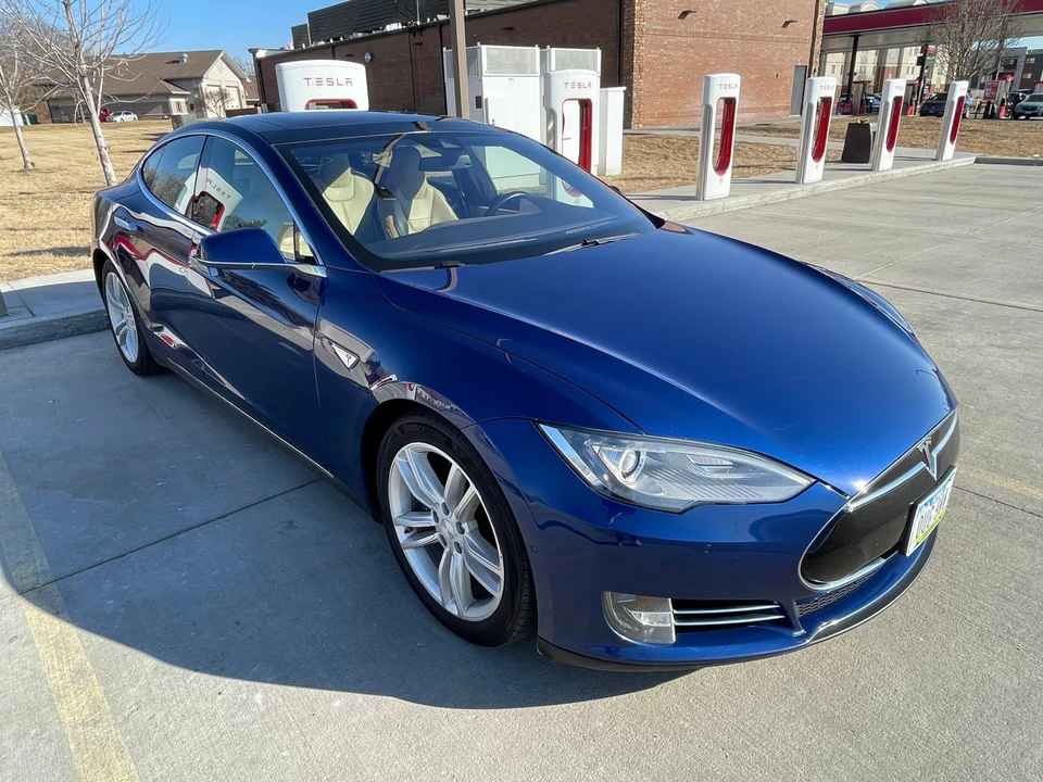 2015 Tesla Model S - Image 21 of 31