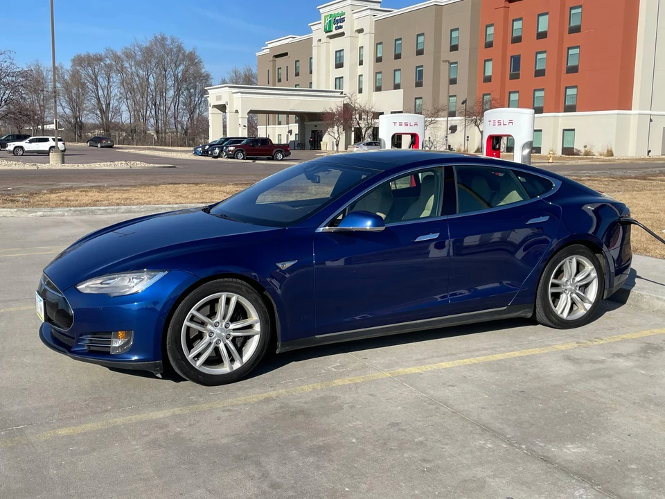 2015 Tesla Model S - Image 11 of 31
