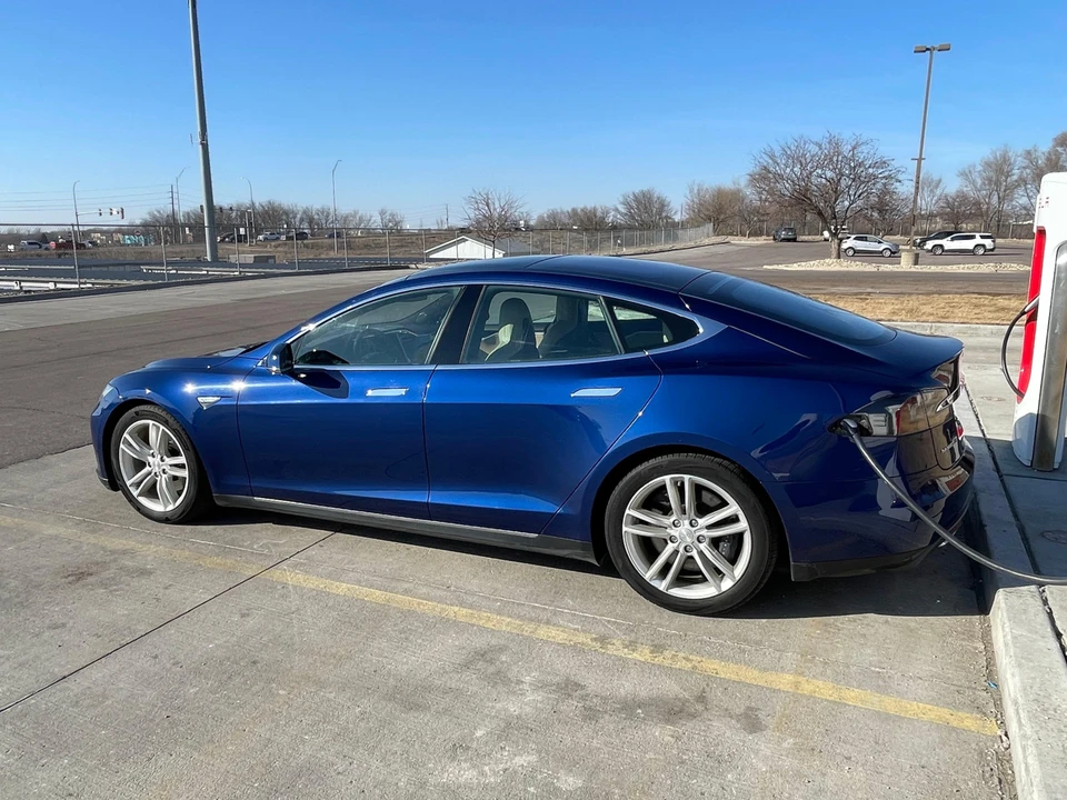 2015 Tesla Model S - Image 13 of 31