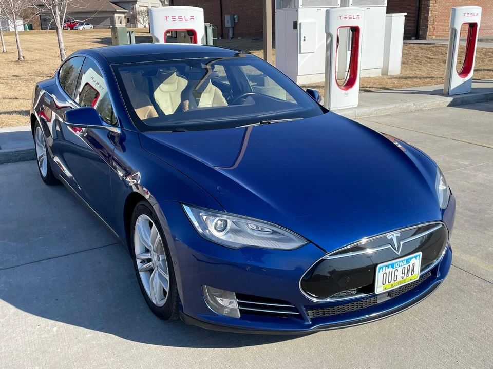 2015 Tesla Model S - Image 22 of 31