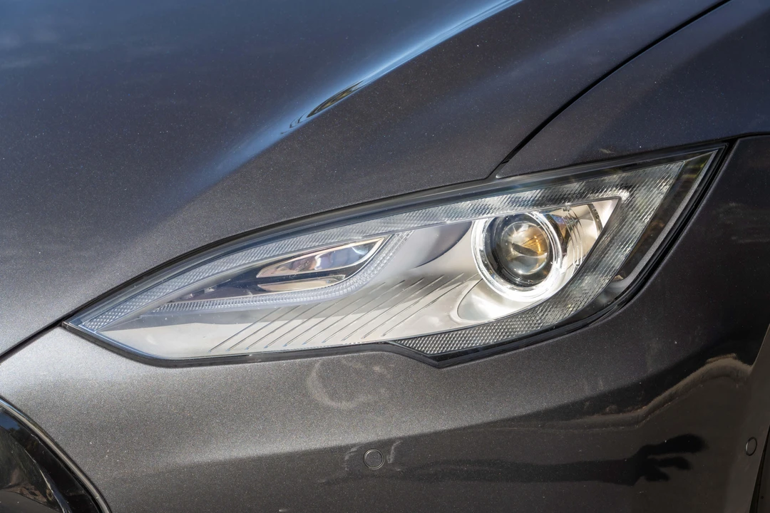 2015 Tesla Model S - Image 17 of 31
