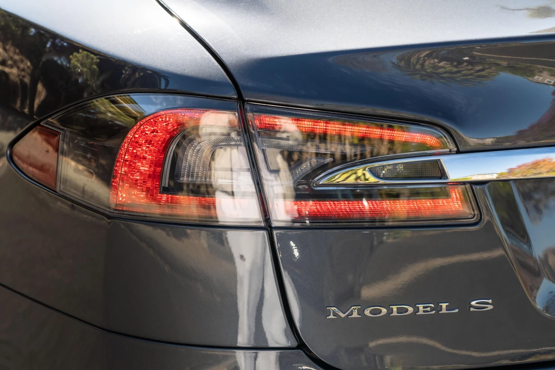 2015 Tesla Model S - Image 28 of 31