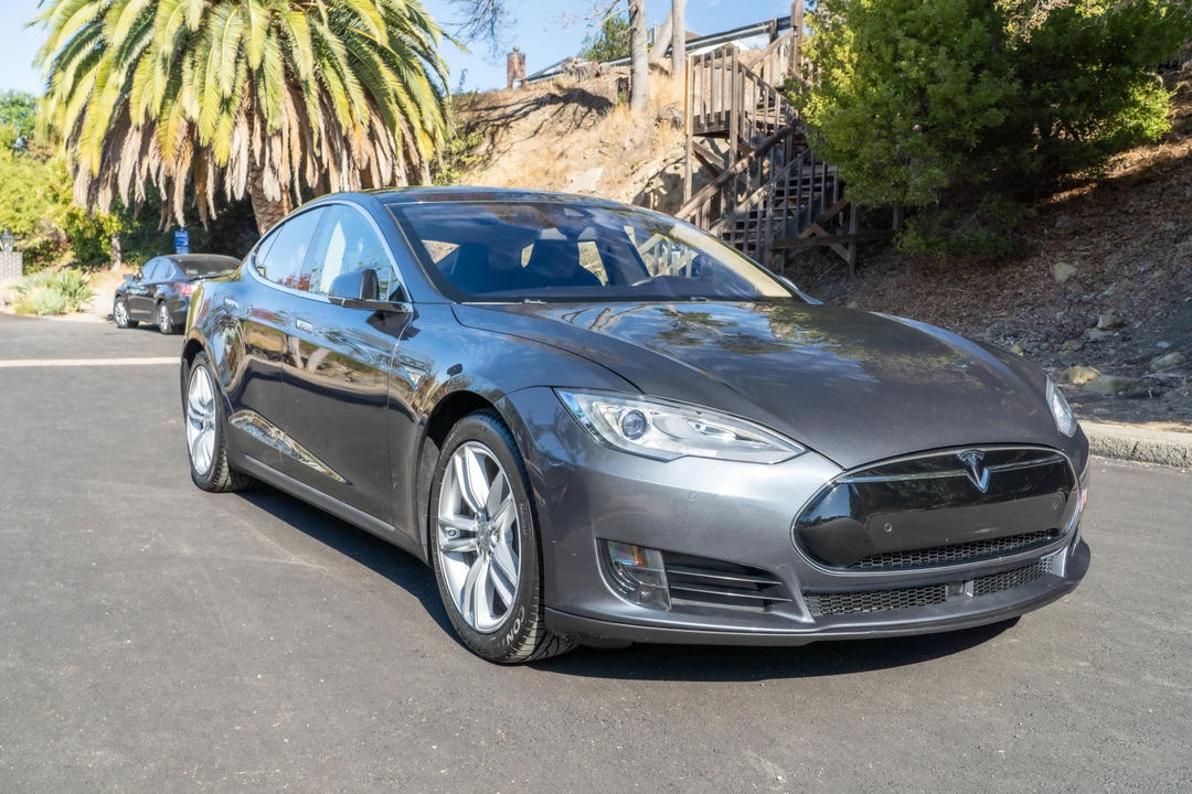 2015 Tesla Model S - Image 13 of 31