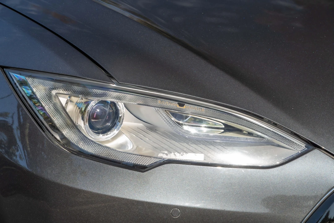 2015 Tesla Model S - Image 15 of 31