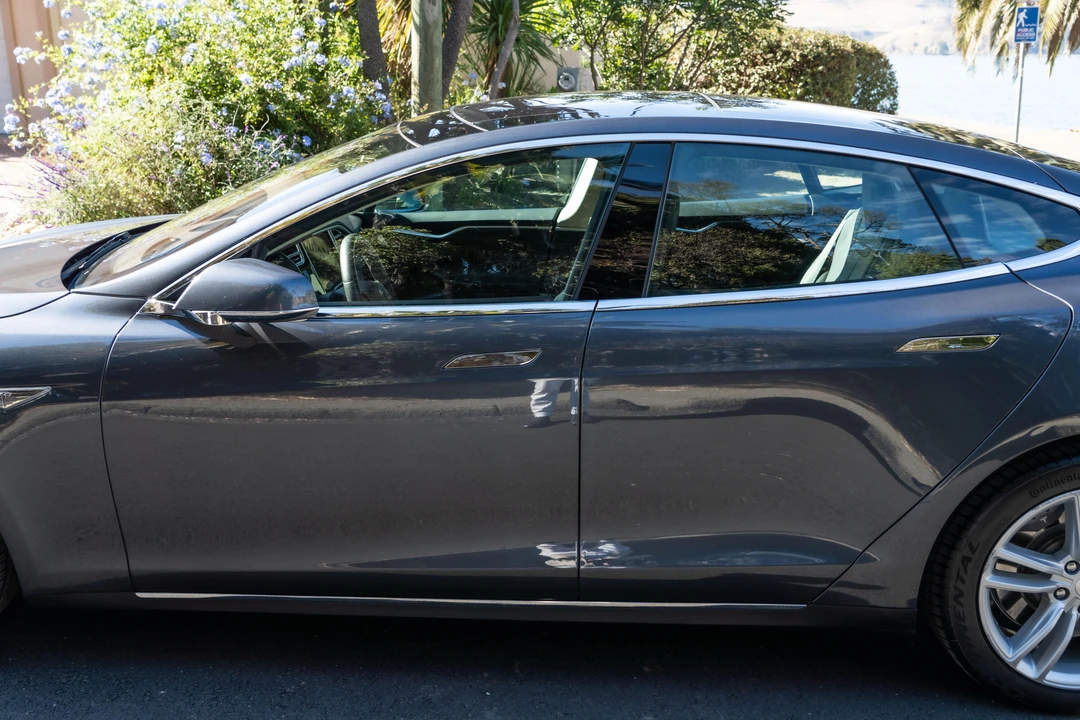 2015 Tesla Model S - Image 24 of 31