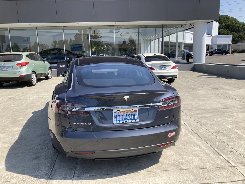 2015 Tesla Model S - Image 9 of 31