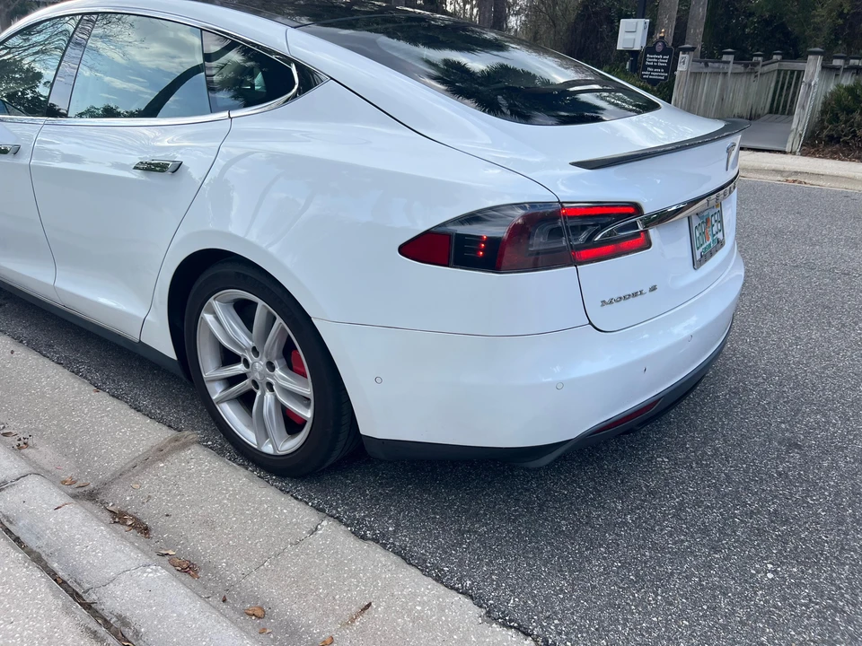 2015 Tesla Model S - Image 17 of 31