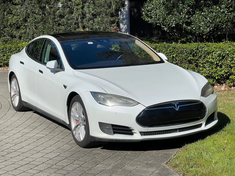 2015 Tesla Model S - Image 12 of 31