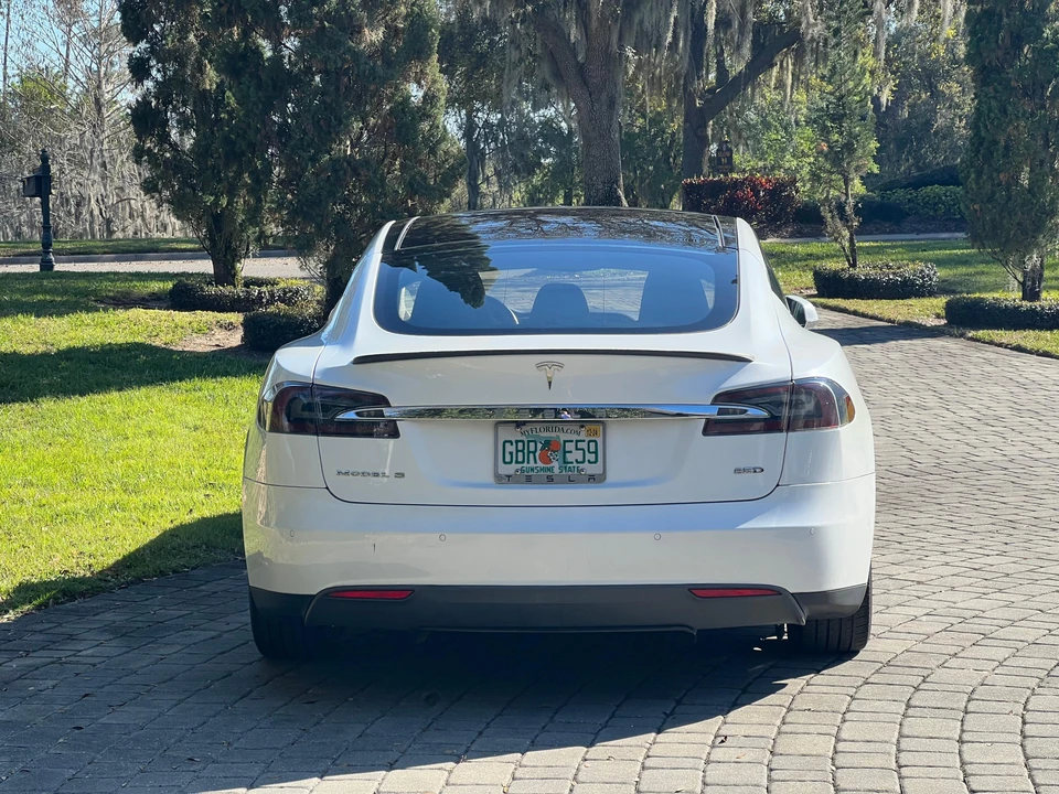 2015 Tesla Model S - Image 10 of 31