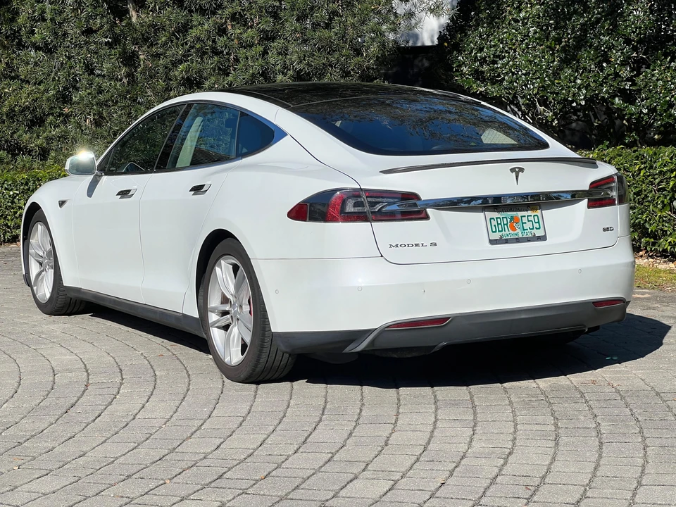 2015 Tesla Model S - Image 8 of 31