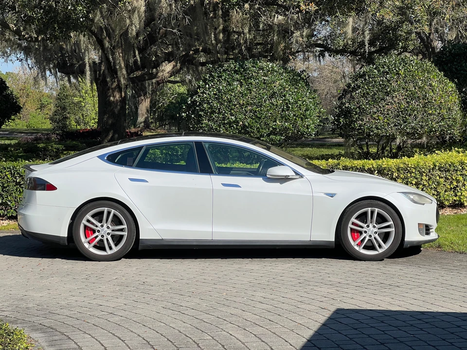 2015 Tesla Model S - Image 11 of 31