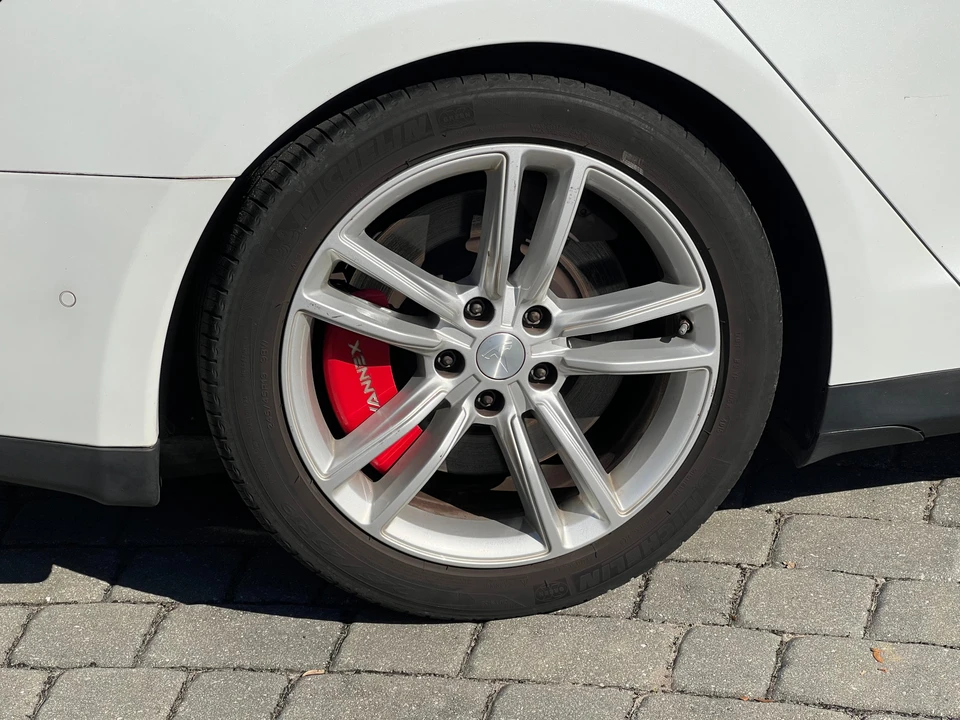 2015 Tesla Model S - Image 25 of 31